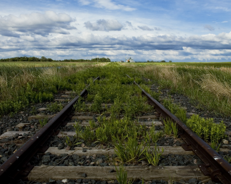 railtroad tracks to grain elevator